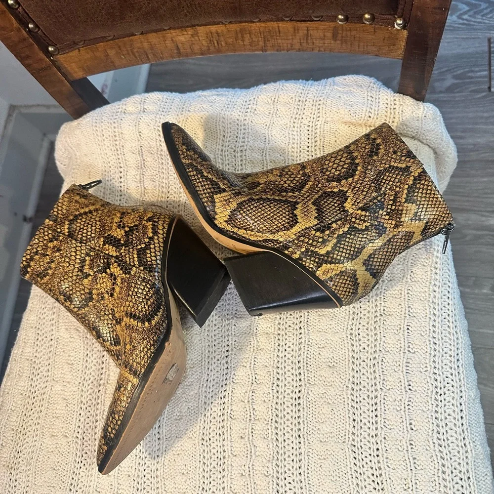 Dolce Vita Snakeskin Print Pointed Toe Ankle Boots in Tan & Black